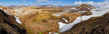 İzlanda dağ manzara panoramik manzaralı. Renkli volkanik dağlar Landmannalaugar geotermal. Laugavegur iz kısmı