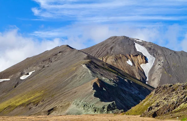 Paisaje montañoso islandés. Coloridas montañas volcánicas en la zona geotérmica de Landmannalaugar. Una de las partes del sendero Laugavegur — Foto de Stock