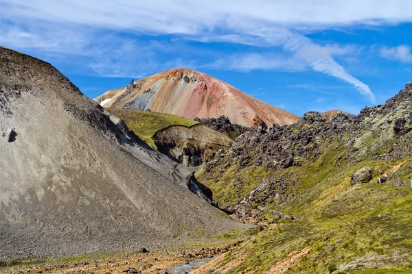 Paisaje montañoso islandés. Coloridas montañas volcánicas en la zona geotérmica de Landmannalaugar. Una de las partes del sendero Laugavegur — Foto de Stock