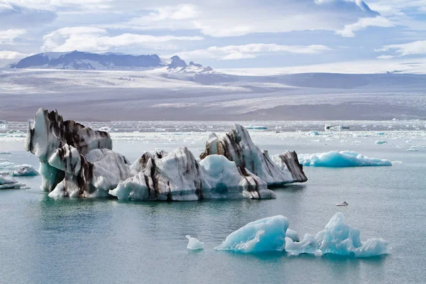 Παγόβουνα στο κρυσταλλικό λιμνοθάλασσα Jokulsarlon, Ισλανδία — Φωτογραφία Αρχείου
