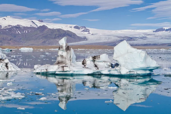 Παγόβουνα στο κρυσταλλικό λιμνοθάλασσα Jokulsarlon, Ισλανδία — Φωτογραφία Αρχείου