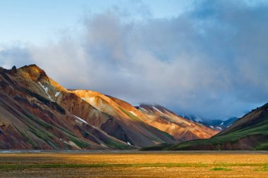 Gün batımında İzlanda dağ manzarası. Renkli volkanik dağlar Landmannalaugar geotermal. Laugavegur iz kısmı