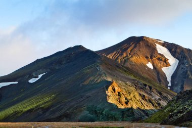 Gün batımında İzlanda dağ manzarası. Renkli volkanik dağlar Landmannalaugar geotermal. Laugavegur iz kısmı