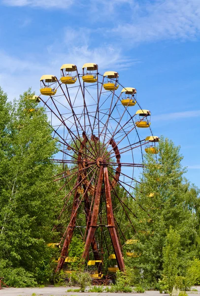 La grande roue abandonnée dans le parc d'attractions d'une ville morte Pripyat, en Ukraine. Centrale nucléaire de Tchernobyl zone d'aliénation — Photo