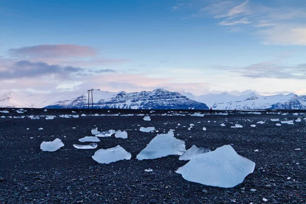 Πάγου βράχου με μαύρη άμμο στην παραλία διαμάντι, Ισλανδία — Φωτογραφία Αρχείου