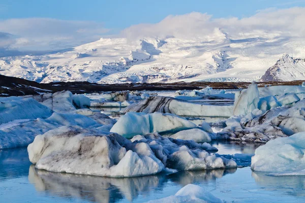 Ijsbergen in Jokulsarlon glaciale lagune, IJsland — Stockfoto