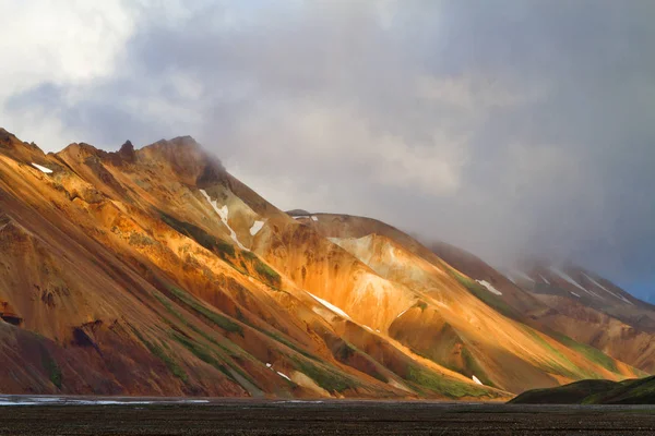 Paisaje montañoso islandés al atardecer. Coloridas montañas volcánicas en la zona geotérmica de Landmannalaugar. Una de las partes del sendero Laugavegur — Foto de Stock