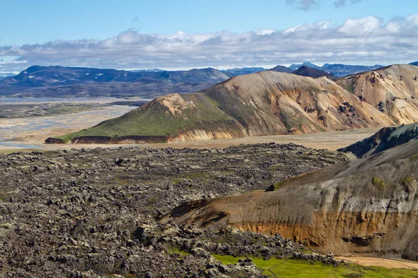 Paisaje montañoso islandés. Campo de lava y montañas volcánicas en el área geotermal de Landmannalaugar. Una de las partes del sendero Laugavegur — Foto de Stock