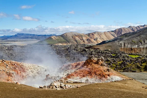 Islandské horské krajiny. Horké prameny a sopečné hory v geotermal oblasti Landmannalaugar. Jedna z částí Laugavegur stezka — Stock fotografie