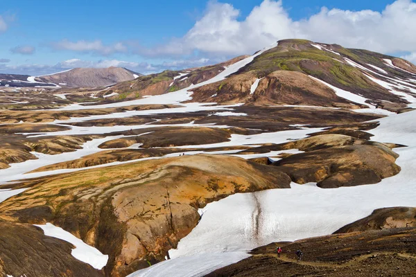 Paisaje montañoso islandés. Coloridas montañas volcánicas en la zona geotérmica de Landmannalaugar. Una de las partes del sendero Laugavegur — Foto de Stock