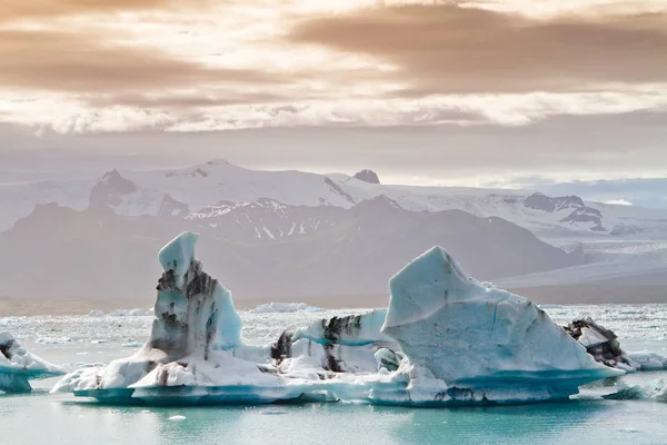 Jéghegyek Jokulsarlon jeges lagúna, Izland — Stock Fotó