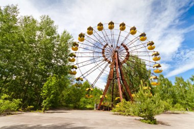 Ölü şehir Pripyat, Ukrayna eğlence parkında terk edilmiş dönme dolap. Chernobyl nükleer güç bitki bölge yabancılaşma