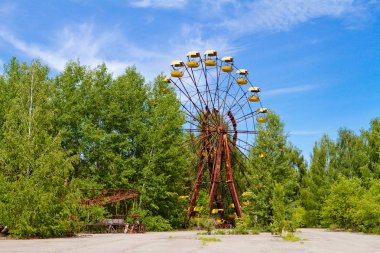 Ölü şehir Pripyat, Ukrayna eğlence parkında terk edilmiş dönme dolap. Chernobyl nükleer güç bitki bölge yabancılaşma