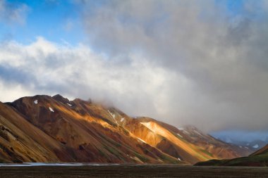 Gün batımında İzlanda dağ manzarası. Renkli volkanik dağlar Landmannalaugar geotermal. Laugavegur iz kısmı