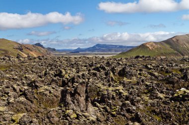 İzlanda dağ manzarası. Lav alan ve volkanik dağlar Landmannalaugar geotermal. Laugavegur iz kısmı