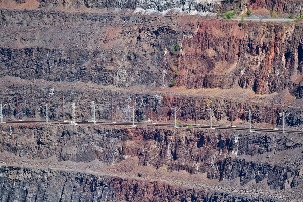 地球的地质层。铁矿露天矿。Krivoy Rog, 乌克兰 — 图库照片