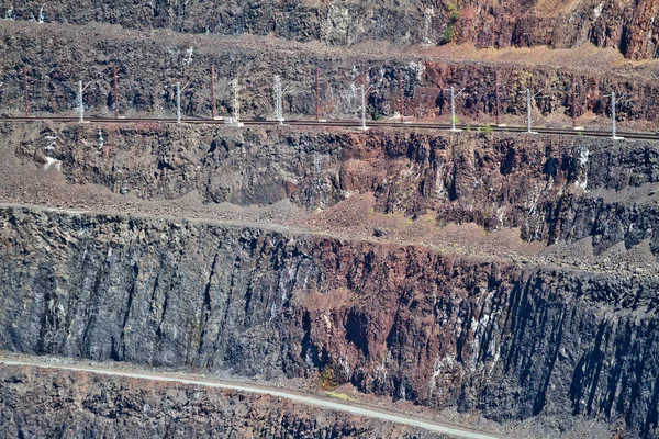Capas geológicas de la tierra. Mina de hierro a cielo abierto. Krivoy Rog, Ucrania — Foto de Stock