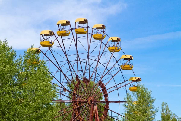 Det övergivna pariserhjulet i nöjesparken i en döda staden Pripjat i Ukraina. Chernobyl kärnkraft växt zon av främlingskap — Stockfoto