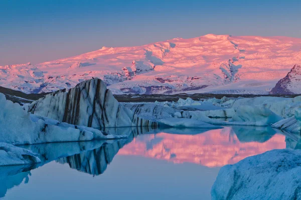 Lever de soleil dans la lagune glaciaire de Jokulsarlon, Islande — Photo