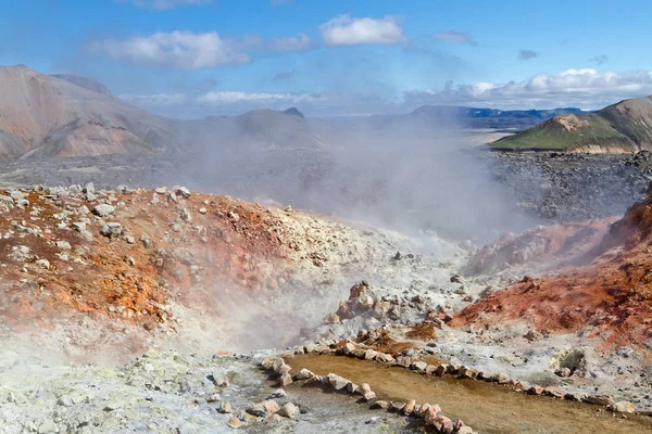 Izlandi hegyi táj. Hot springs, és vulkanikus hegyek Landmannalaugar geotermal területén. Egy része a Laugavegur trail — Stock Fotó