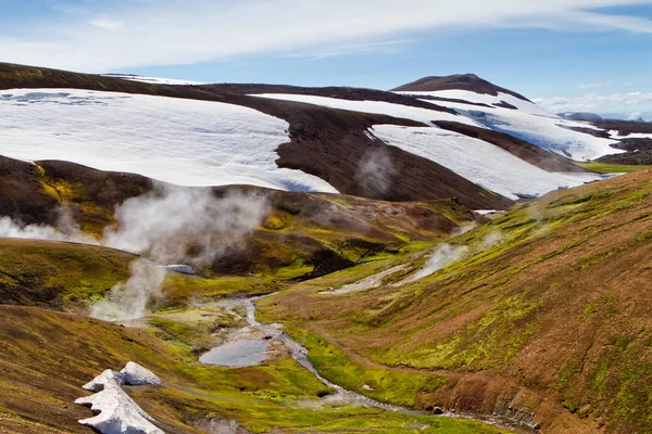 Paisaje montañoso islandés. Aguas termales y montañas volcánicas en la zona geotérmica de Landmannalaugar. Una de las partes del sendero Laugavegur — Foto de Stock