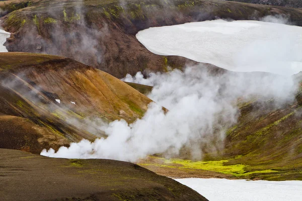 Paisaje montañoso islandés. Aguas termales y montañas volcánicas en la zona geotérmica de Landmannalaugar. Una de las partes del sendero Laugavegur — Foto de Stock