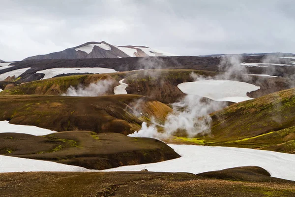 Paisaje montañoso islandés. Aguas termales y montañas volcánicas en la zona geotérmica de Landmannalaugar. Una de las partes del sendero Laugavegur — Foto de Stock