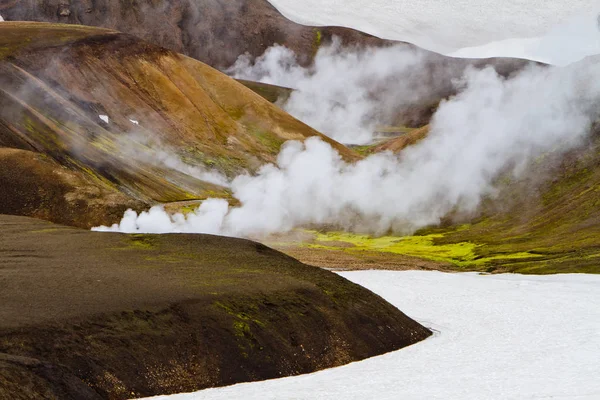 Paisaje montañoso islandés. Aguas termales y montañas volcánicas en la zona geotérmica de Landmannalaugar. Una de las partes del sendero Laugavegur — Foto de Stock