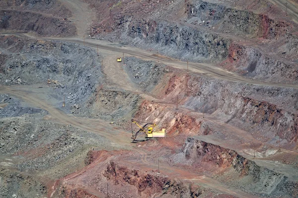 Excavadora de carrera en la mina a cielo abierto mineral de hierro — Foto de Stock