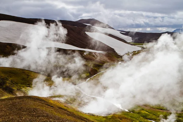 Paisaje montañoso islandés. Aguas termales y montañas volcánicas en la zona geotérmica de Landmannalaugar. Una de las partes del sendero Laugavegur — Foto de Stock