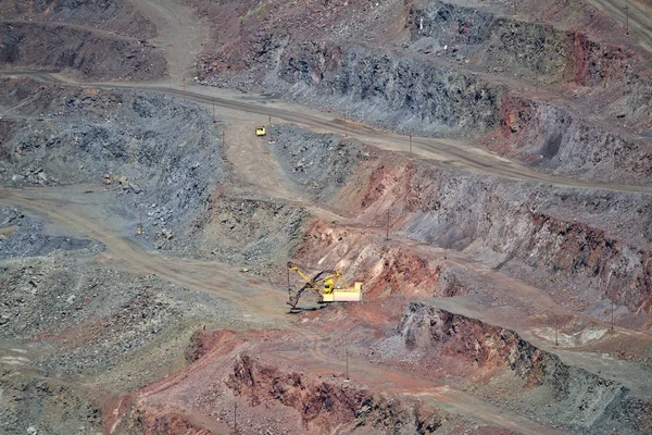 Pelle de carrière à la mine à ciel ouvert de minerai de fer Image En Vente