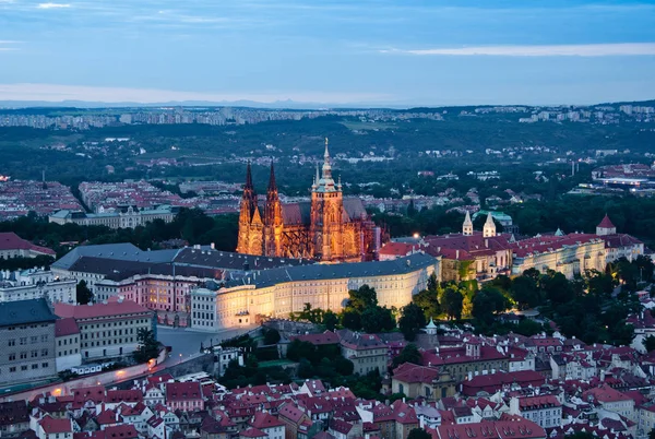 Vista aérea de la ciudad. Catedral de San Vito por la noche. Praga, República Checa — Foto de Stock