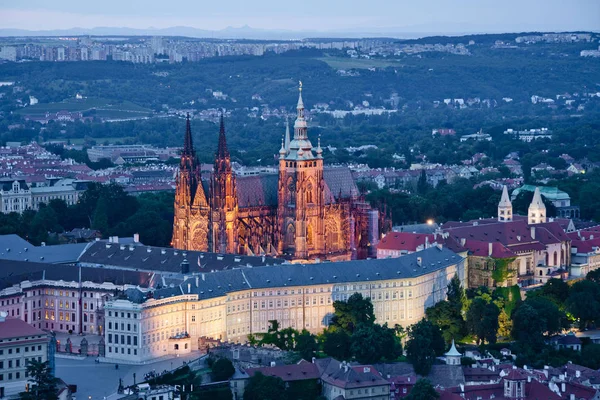 Vista aérea de la ciudad. Catedral de San Vito por la noche. Praga, República Checa — Foto de Stock