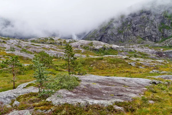 Paisaje típico de montaña noruego — Foto de Stock