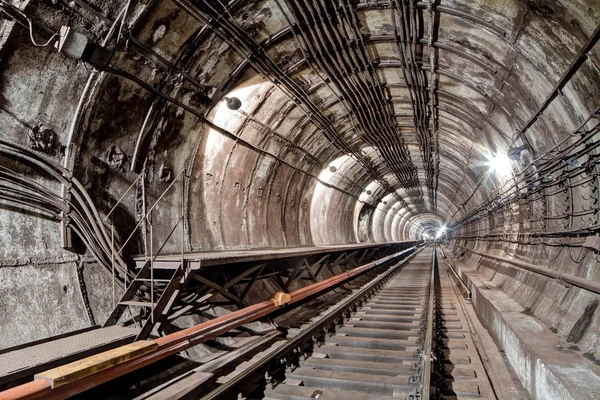 Tunnel de métro pour les trains métropolitains Images De Stock Libres De Droits
