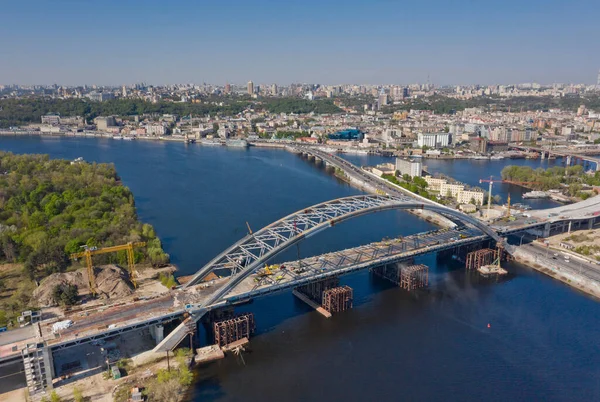 建設中の複合車と地下鉄の橋 鋼アーチの取り付け 未完成のポディルスキー橋 Podilsko Voskresenskiy Bridge — ストック写真