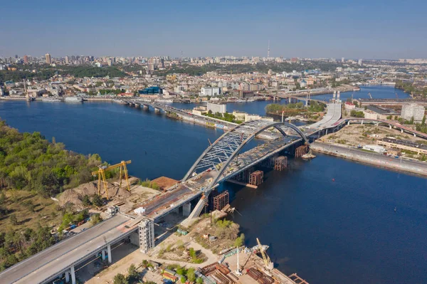 Birleşmiş Araba Metro Köprüsü Yapım Aşamasında Çelik Kemerin Montajı Bitmemiş — Stok fotoğraf