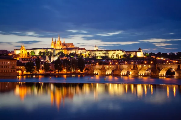 城市的夜景 圣维他大教堂在晚上 查尔斯桥和Vltava河捷克共和国布拉格 — 图库照片