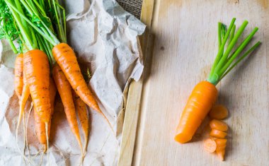 Kesme tahtası üzerinde taze havuç demet