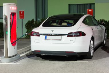 Tesla araç şarj gece