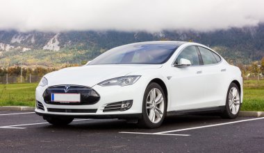 Avrupa'da, Alpler yakınındaki beyaz Tesla araba