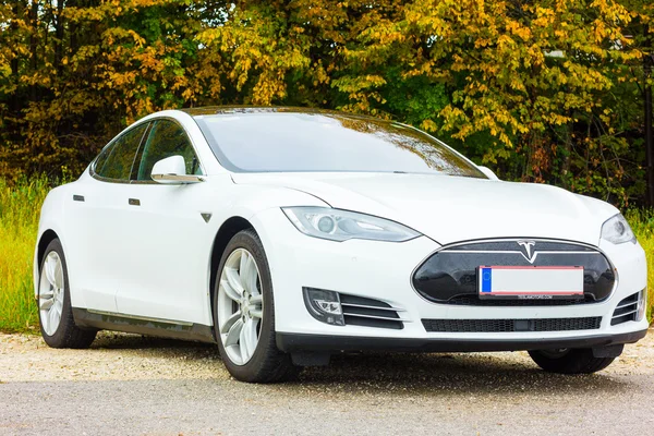 Beyaz Tesla araba Avrupa'nın sonbahar