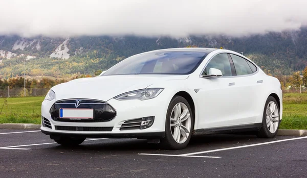 Avrupa'da, Alpler yakınındaki beyaz Tesla araba