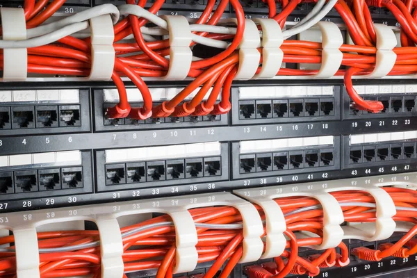 Estante del servidor con cables rojos — Foto de Stock