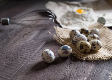 Bıldırcın yumurta, un, fırçalamak ahşap arka plan üzerinde