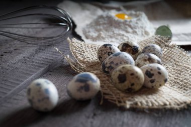 Bıldırcın yumurta, un, fırçalamak ahşap arka plan üzerinde