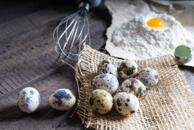 Bıldırcın yumurta, un, fırçalamak ahşap arka plan üzerinde