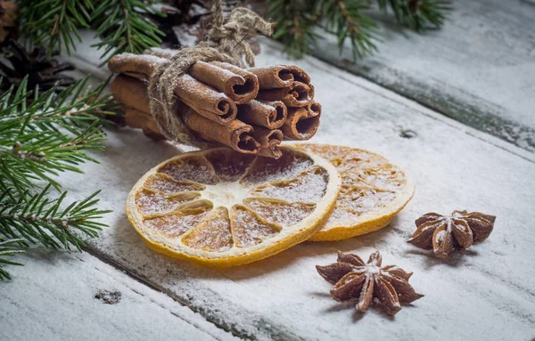 シナモン、乾燥したオレンジ、アニスを星します。 — ストック写真