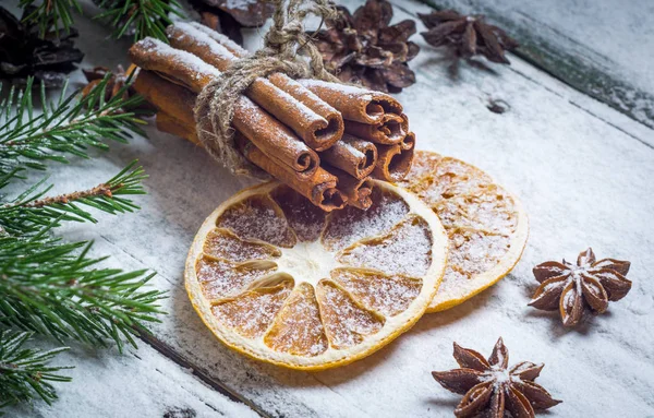 Canela, naranjas secas, estrellas de anís — Foto de Stock