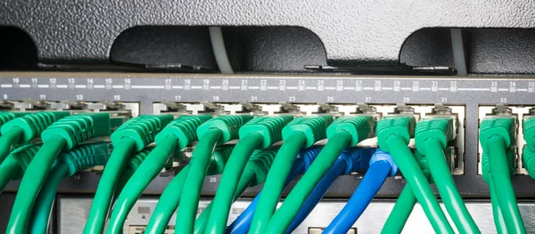 Cremalheira do servidor com cabos verdes — Fotografia de Stock